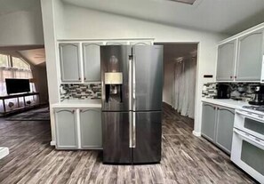 Fridge, microwave, oven, stovetop - Ranch Oasis - Tracy, San Francisco (San Joaquin County)