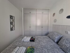 1 chambre, fer et planche à repasser, Wi-Fi, literie fournie