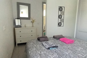 1 habitación, tabla de planchar con plancha, wifi y ropa de cama 