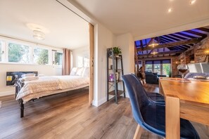 5 bedrooms, iron/ironing board, Internet, bed sheets