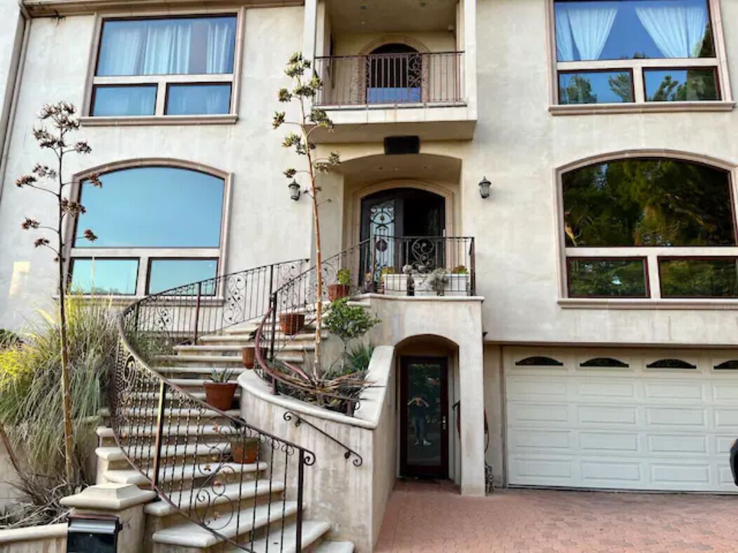 Spacious studio in luxe Brentwood West LA neighborhood