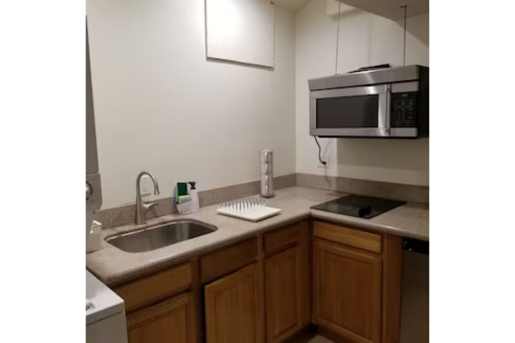 Spacious studio in luxe Brentwood West LA neighborhood