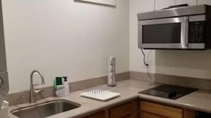 Macchina per tè/caffè, frigorifero, microonde, bollitore elettrico