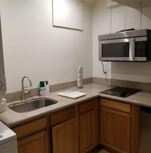 Kjøleskap, mikrobølgeovn, kaffetrakter/tekoker og vannkoker