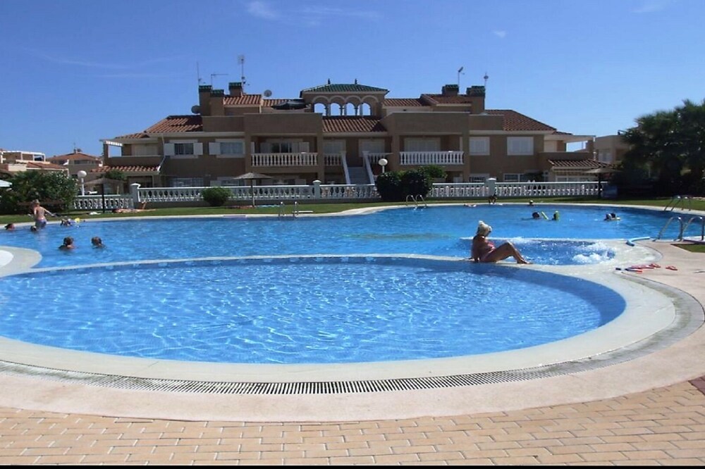 Inviting 2-Bed Apartment 5 minutes to the beach