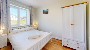 3 habitaciones, tabla de planchar con plancha, internet y ropa de cama 