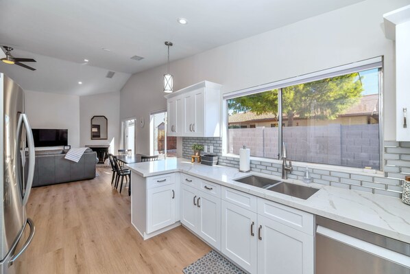 R�éfrigérateur, micro-ondes, four, plaque de cuisson