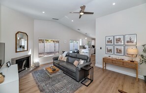 TV connectée, cheminée, livres