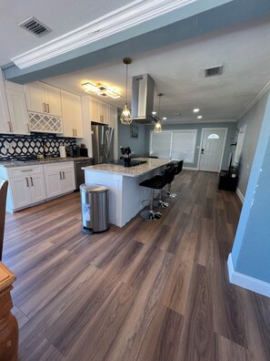 Frigorifero, microonde, forno, piano cottura