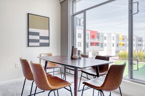 Dining - Upscale Palo Alto 2BR w/ W/D, Pool & Spa, near 280 & 101, by Blueground (Palo Alto)