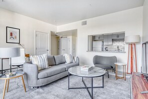 TV, stereo - Upscale Palo Alto 2BR w/ W/D, Pool & Spa, near 280 & 101, by Blueground (Palo Alto)