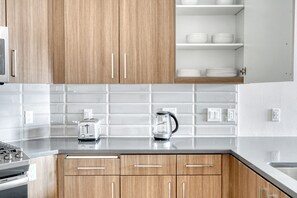 Fridge, microwave, oven, dishwasher - Deluxe Redwood City 1BR w/ Gym & W/D, walk to Caltrain, by Blueground (Redwood City)