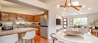 Beautiful coastal home near Redwoods with fast WiFi, large backyard, W/D & patio