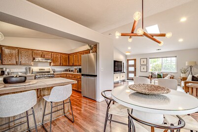 Beautiful coastal home near Redwoods with fast WiFi, large backyard, W/D & patio