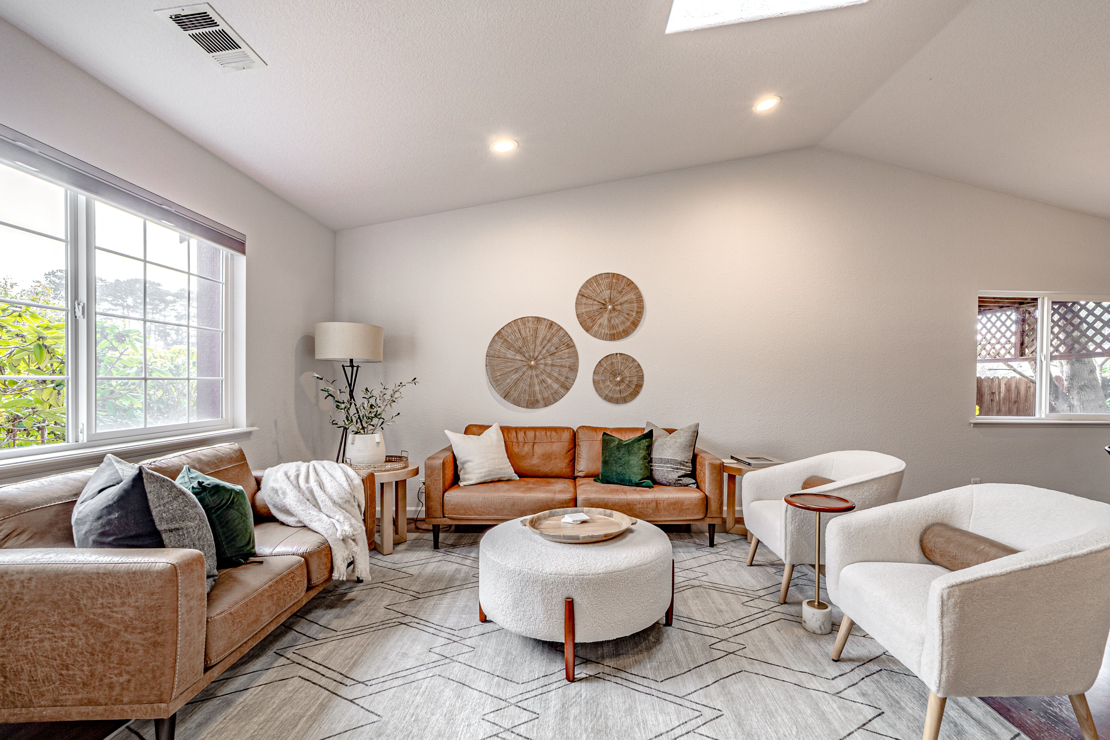 Dreamy coastal home near Redwoods with high-speed WiFi, large backyard & more