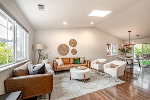 Televisio, kirjoja, suoratoistopalvelut, työhuone