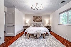 3 bedrooms, desk, iron/ironing board, Internet