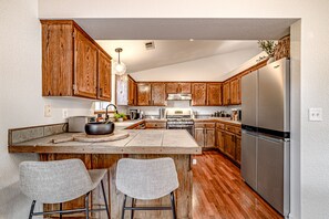 Jääkaappi, mikroaaltouuni, uuni, liesi