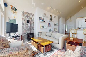 TV, fireplace, books, streaming services - Stunning 2 level waterfront home with firepit, WiFi, views, and pool table (Greenbank)