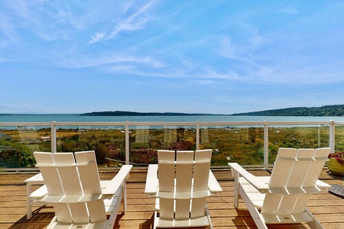 Stunning 2 level waterfront home with firepit, WiFi, views, and pool table