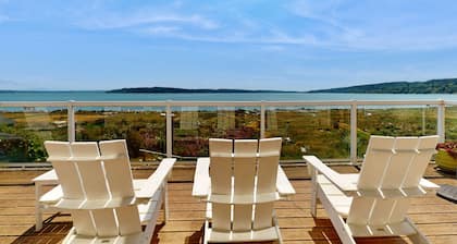 Stunning 2 level waterfront home with firepit, WiFi, views, and pool table