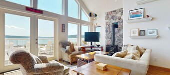 Stunning 2 level waterfront home with firepit, WiFi, views, and pool table