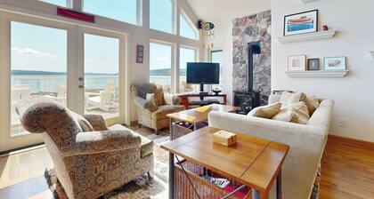 Stunning 2 level waterfront home with firepit, WiFi, views, and pool table