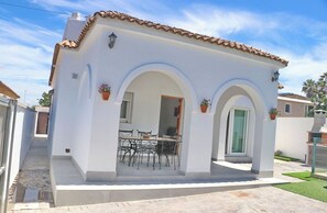 Outdoor dining - Chalet Garrido with private fenced pool (Conil de la Frontera)