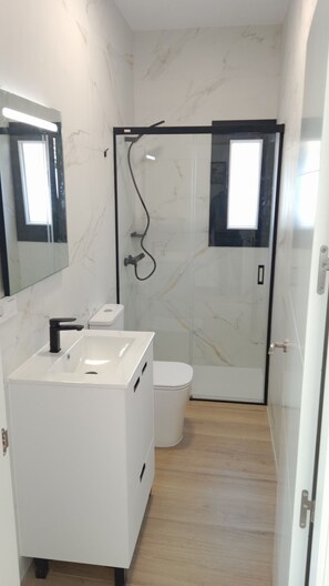 Ensemble douche/baignoire, serviettes fournies