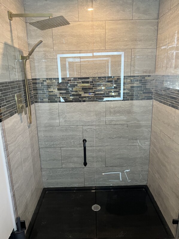 Combined shower/tub, towels