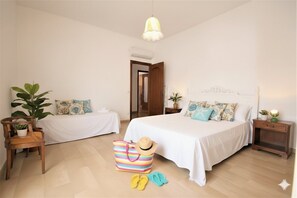 1 slaapkamer, een strijkplank/strijkijzer, beddengoed