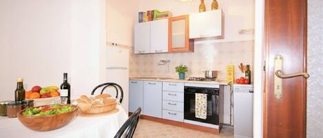 Een koelkast, een oven, een kookplaat, een vaatwasser