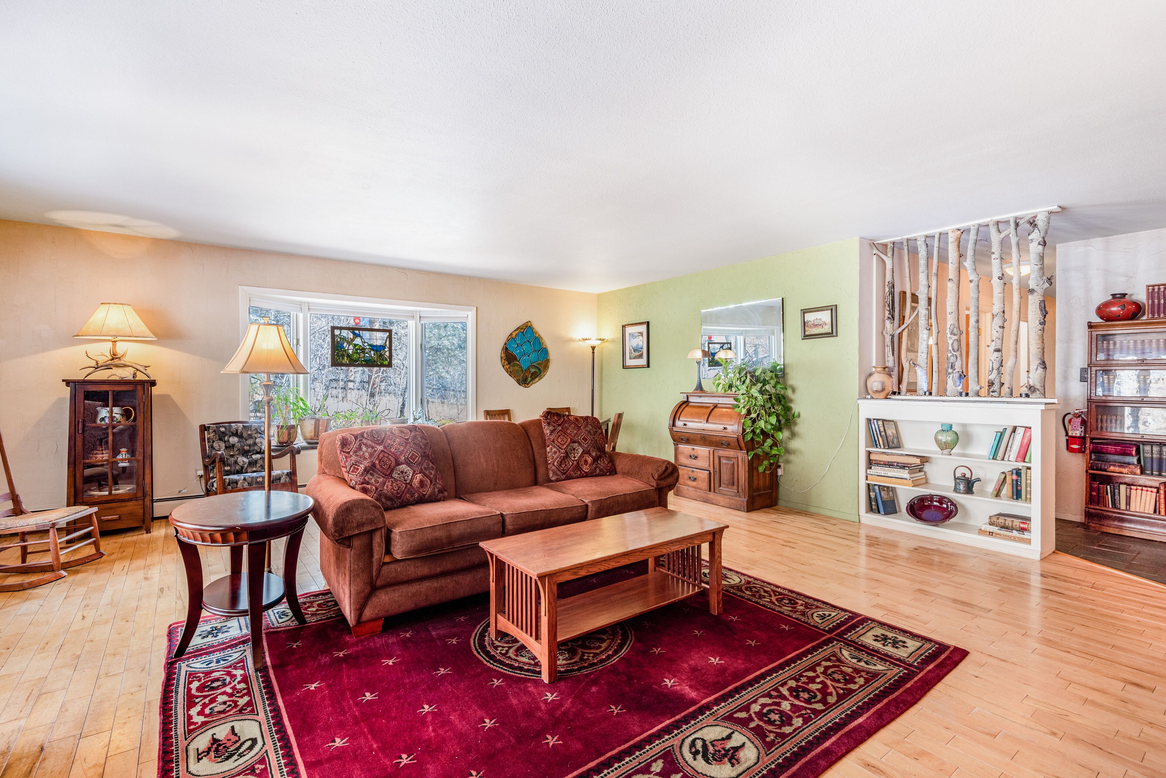 Spacious, mountain view home with a private hot tub, gas fireplace, & fast WiFi