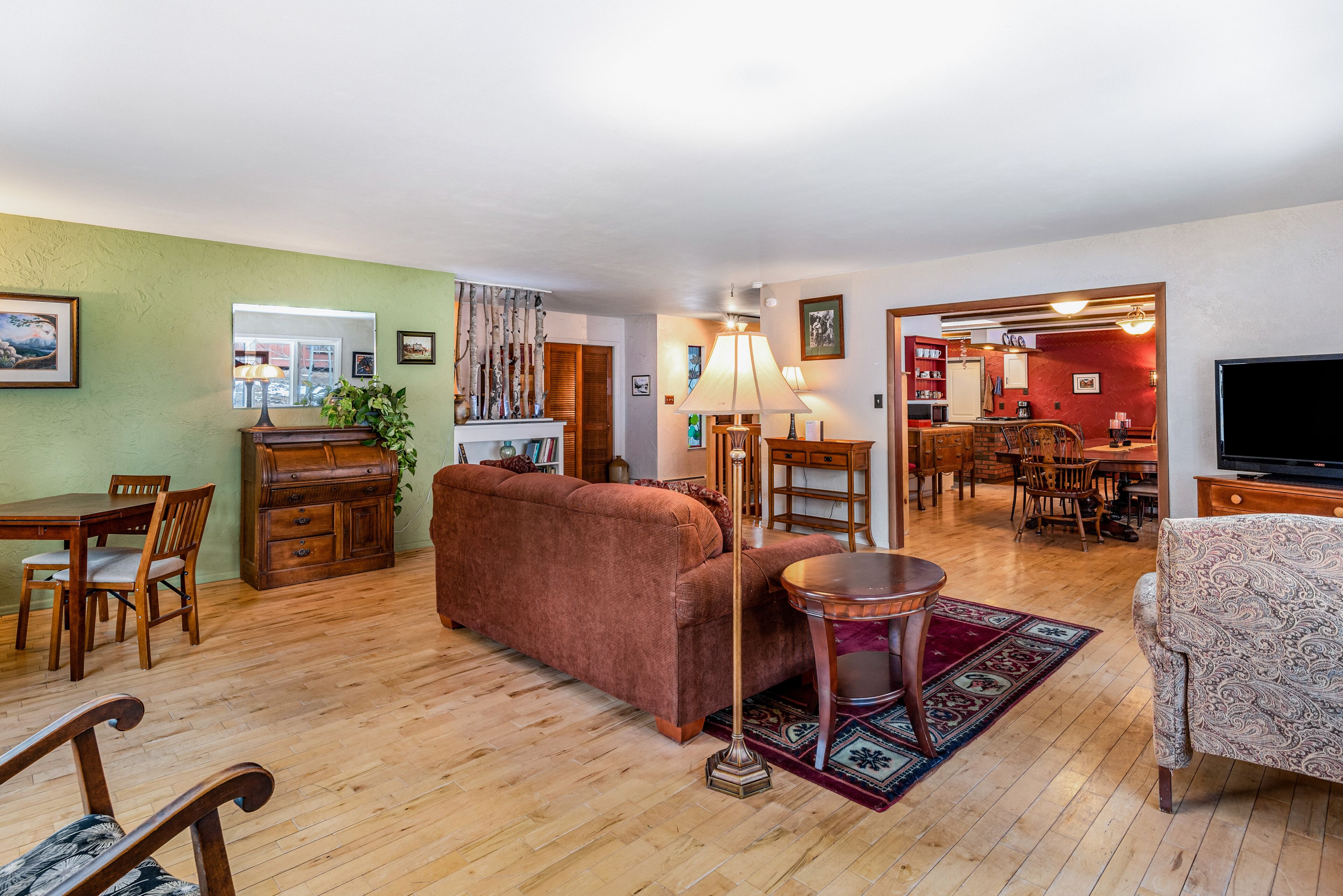 Spacious, mountain view home with a private hot tub, gas fireplace, & fast WiFi