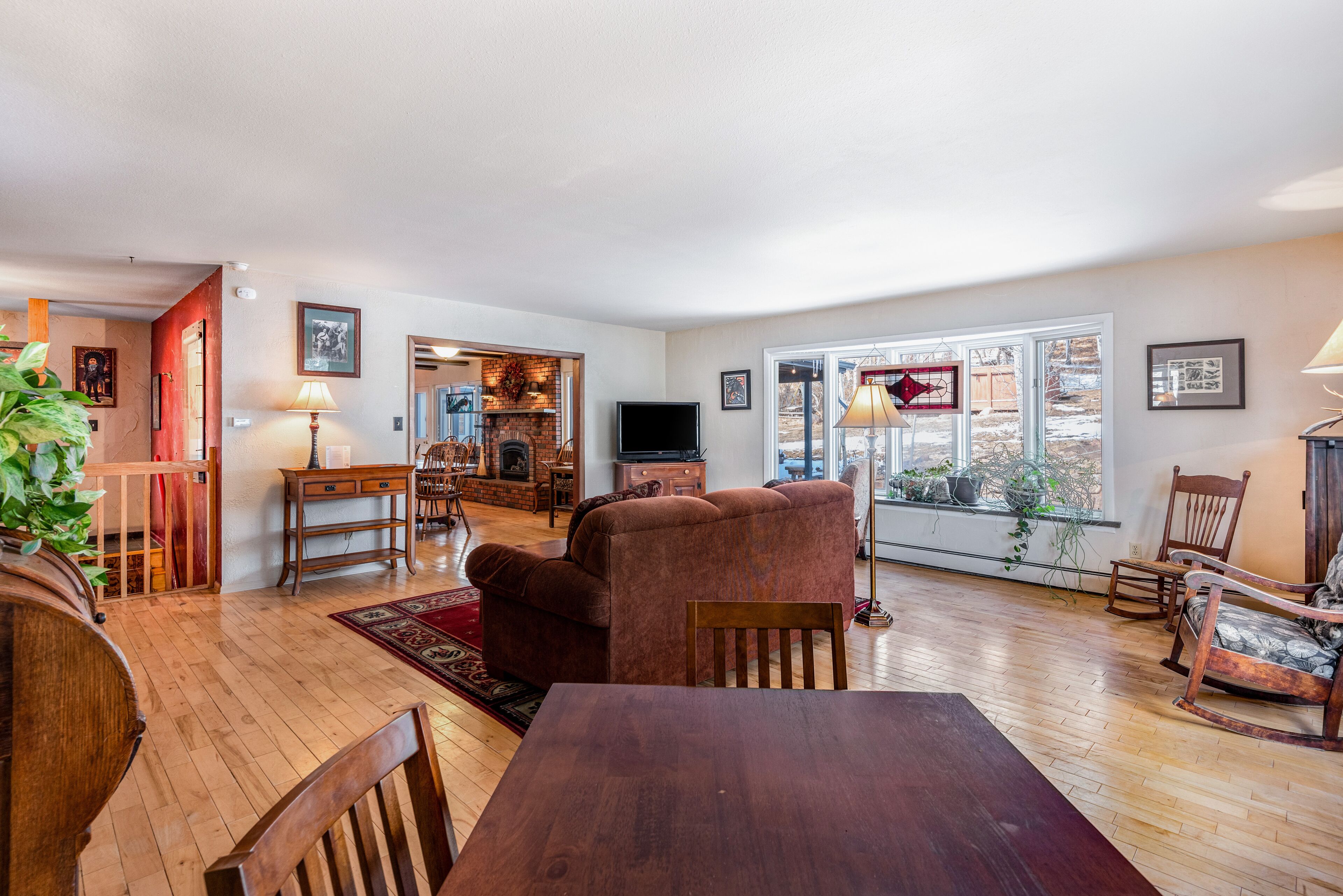 Spacious, mountain view home with a private hot tub, gas fireplace, & fast WiFi