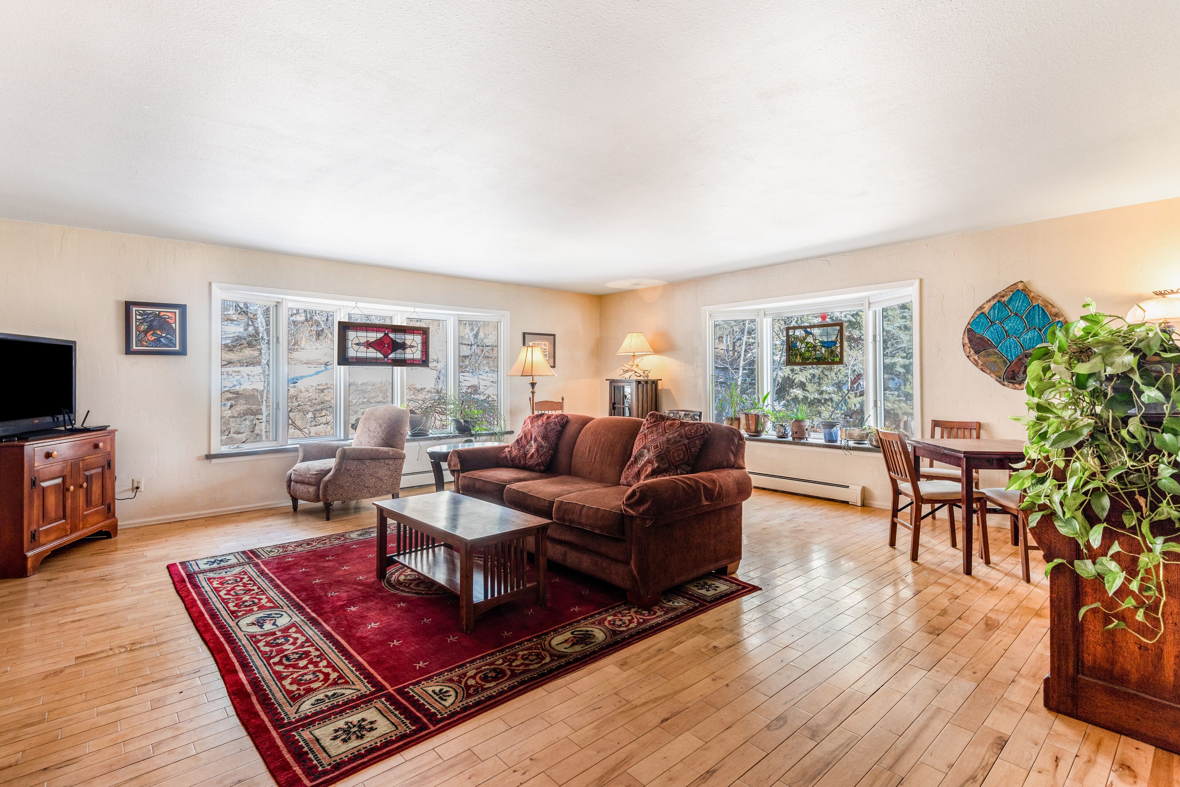 Spacious, mountain view home with a private hot tub, gas fireplace, & fast WiFi