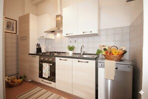 Kühlschrank, Ofen, Herdplatte, Geschirrspüler