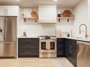 Frigorifero, microonde, forno, piano cottura