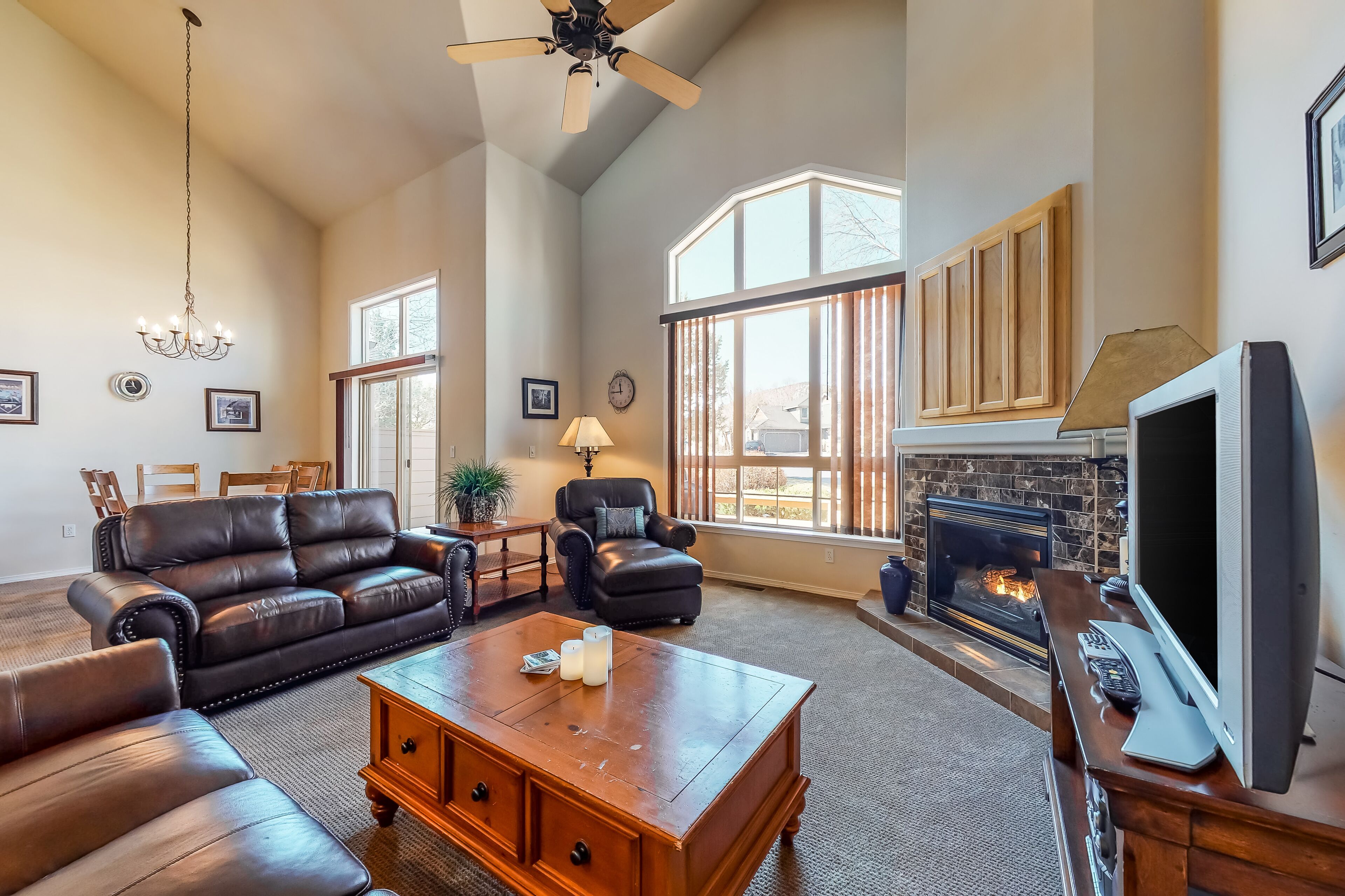 Townhome with private hot tub, central AC, W/D, w/ Eagle Crest Sports Passes