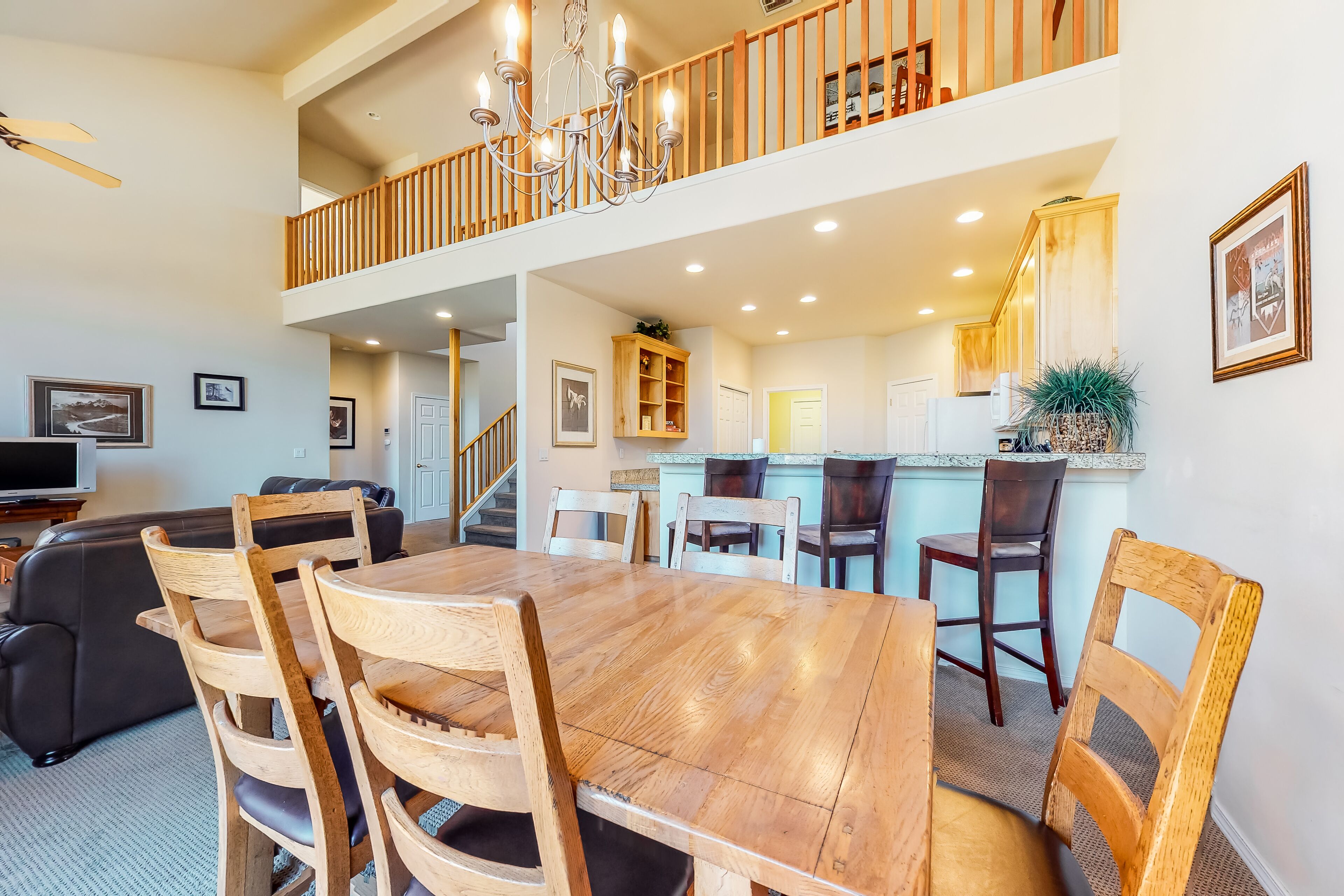 Townhome with private hot tub, central AC, W/D, w/ Eagle Crest Sports Passes