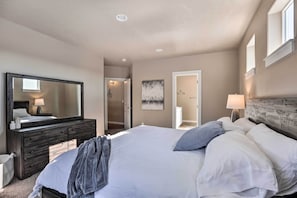4 habitaciones, escritorio, espacio para trabajar con laptop y internet