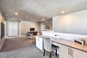 4 habitaciones, escritorio, espacio para trabajar con laptop y internet