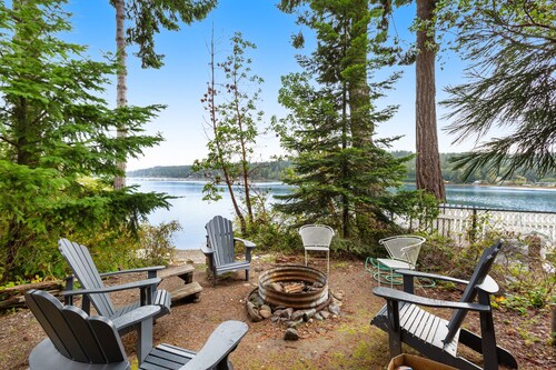 Waterfront house & cottage with private beach, kayaks, SUPs, 4 decks - dogs OK