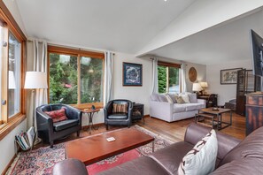 Een televisie en een open haard