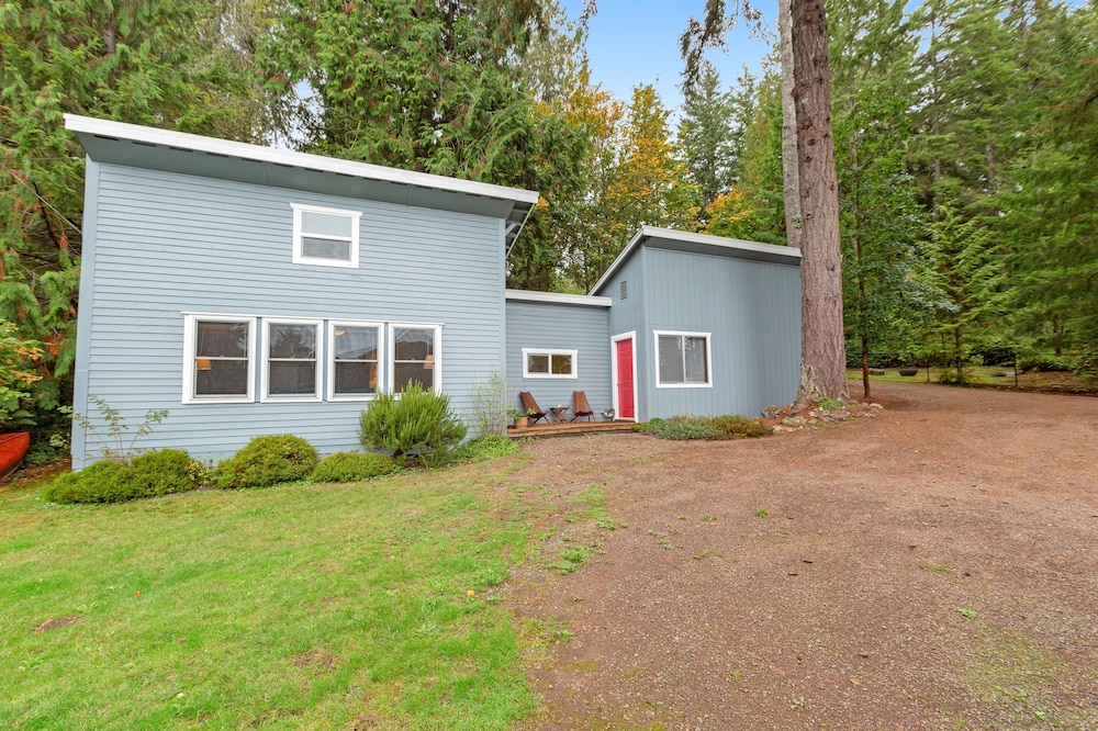 Water-view cottage on Hood Canal - wood stove, beach access, kayaks - 1 Dog OK