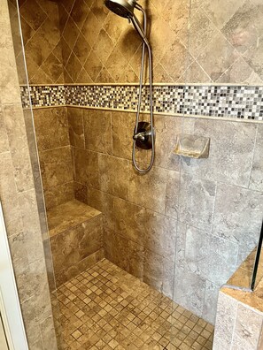 Combined shower/bathtub, jetted bath, towels - Beautiful Owner Managed Condo at the Crescent - Best Complex in Destin (Miramar Beach)