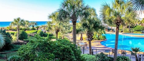 Una piscina al aire libre, una piscina climatizada
