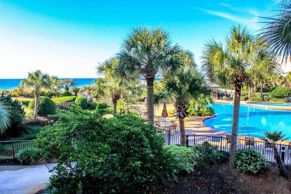 Alberca al aire libre y alberca climatizada