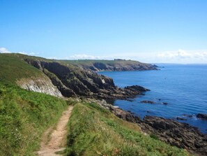 A coastal path with rocky cliffs and a clear view of the sea. - Studio coquet by Interhome (Plougonvelin)