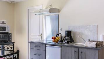 Réfrigérateur, micro-ondes, four, grille-pain